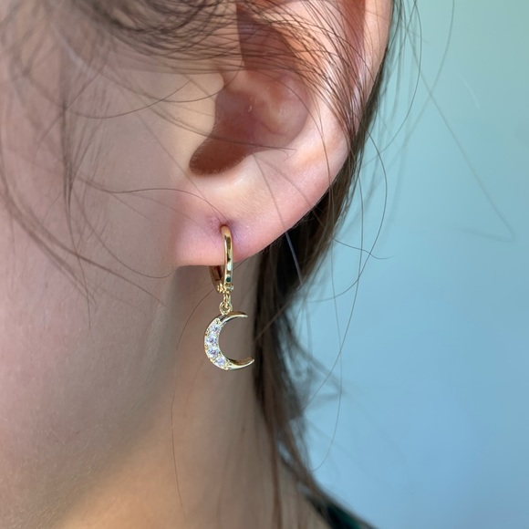 ✨Gold Star and Moon Hoop Earrings - Picture 5 of 7